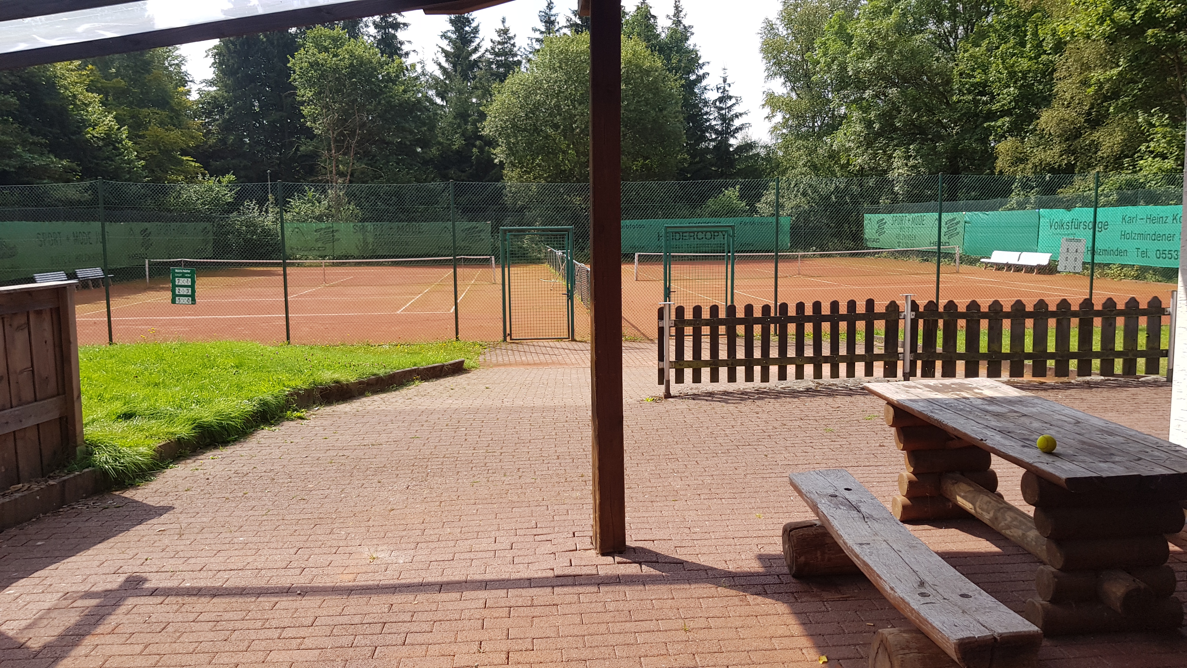 Vereinsheim blick auf den Tennisplatz